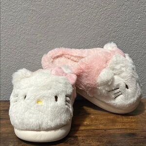 Hello Kitty Sanrio Pink and White Plush slippers NWT